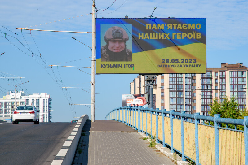 «Пам’ятаємо наших Героїв»: у Луцьку на бігбордах розмістили фотографії та імена загиблих на війні захисників