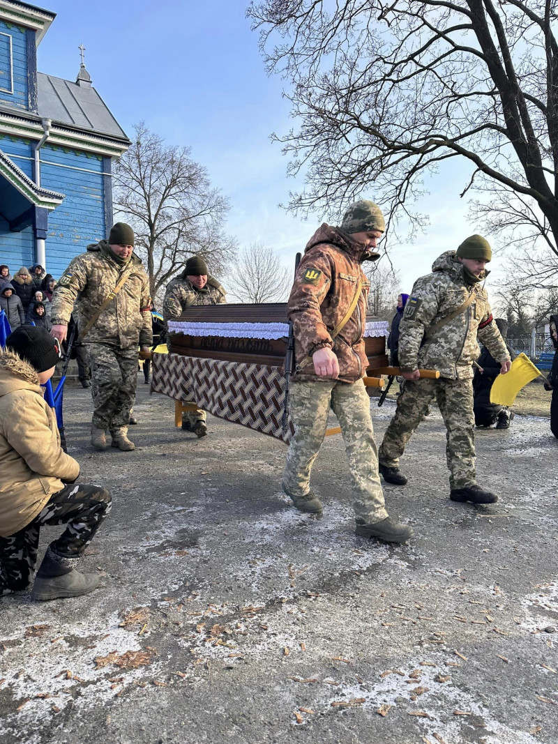 Отримав тяжке поранення біля Бахмута: на Волині всім селом прощалися з Героєм Миколою Назарчуком. Фото