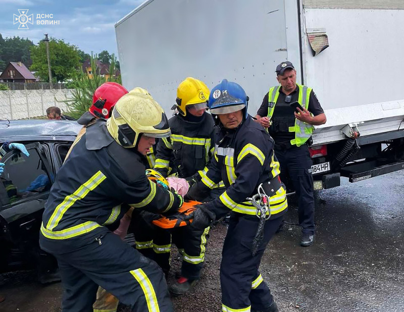 7-річну дівчинку госпіталізували у важкому стані: деталі смертельної ДТП на Волині