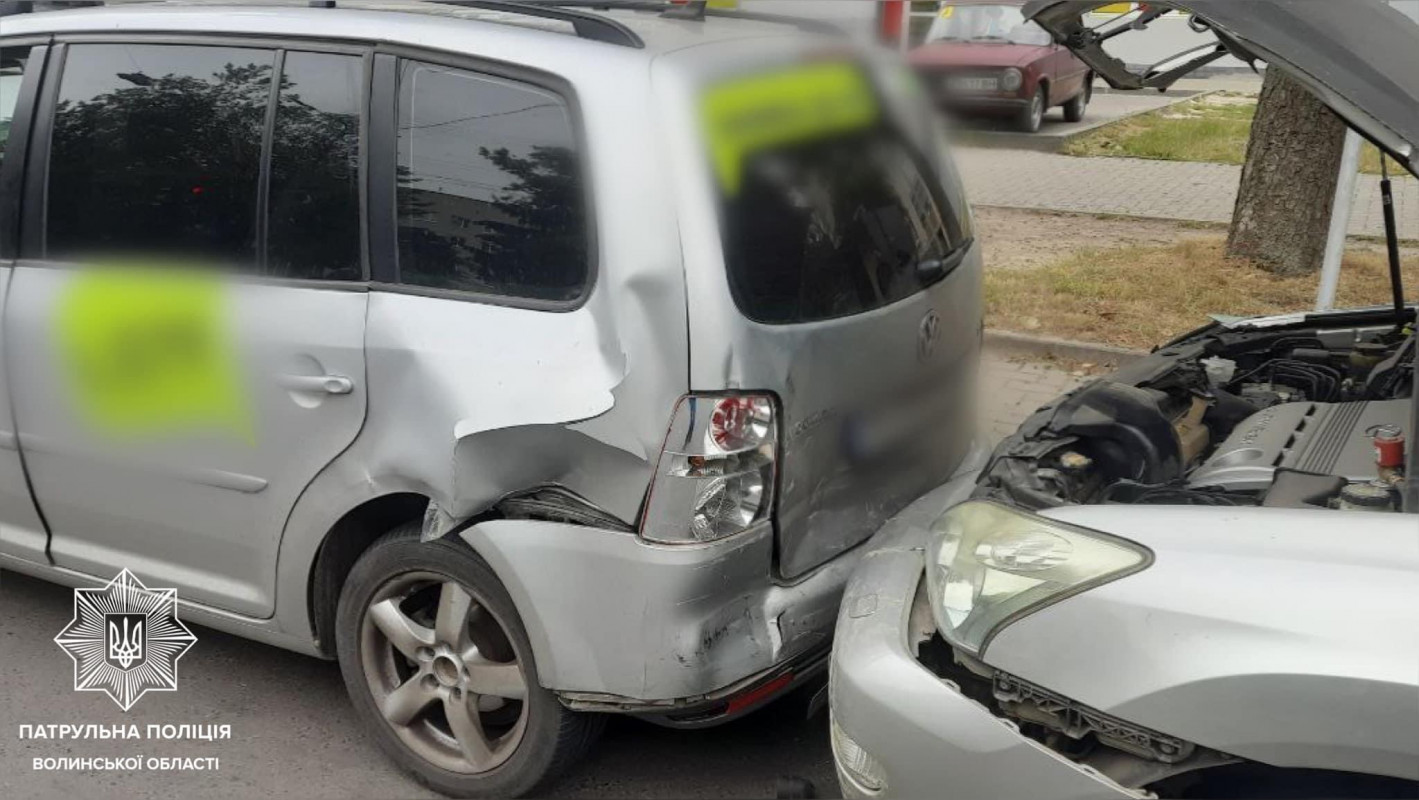 У Луцьку п’яний водій «лексуса» врізався у «фольксваген»