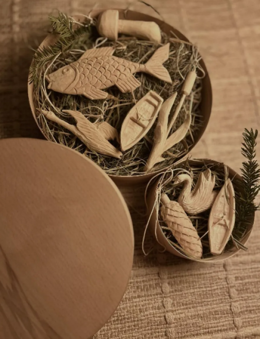 Волинський майстер виготовляє крафтові ялинкові прикраси