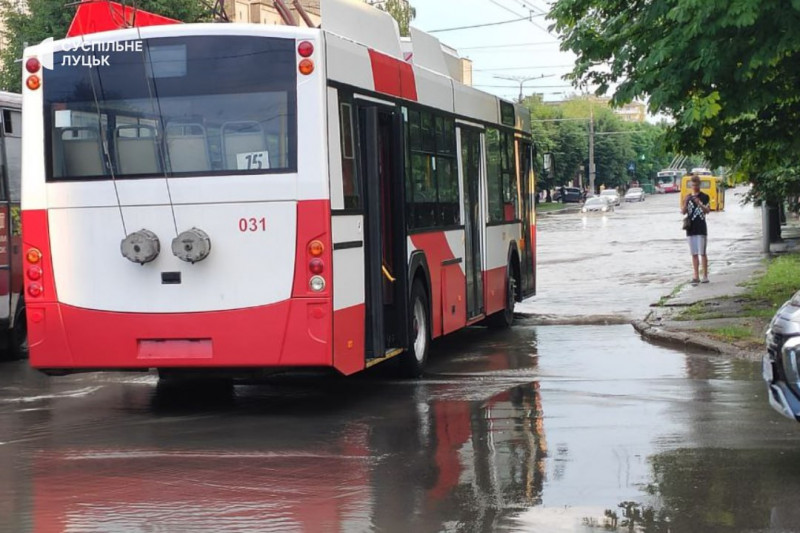 Луцьк затопило після зливи: машини плавають у воді, зупинився рух тролейбусів. ОНОВЛЕНО