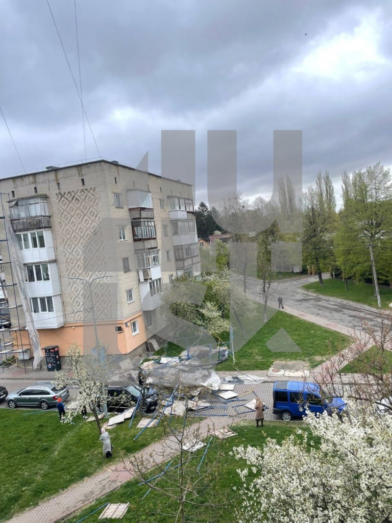У Луцькому районі через негоду пошкоджені дахи, повалене дерево впало на авто