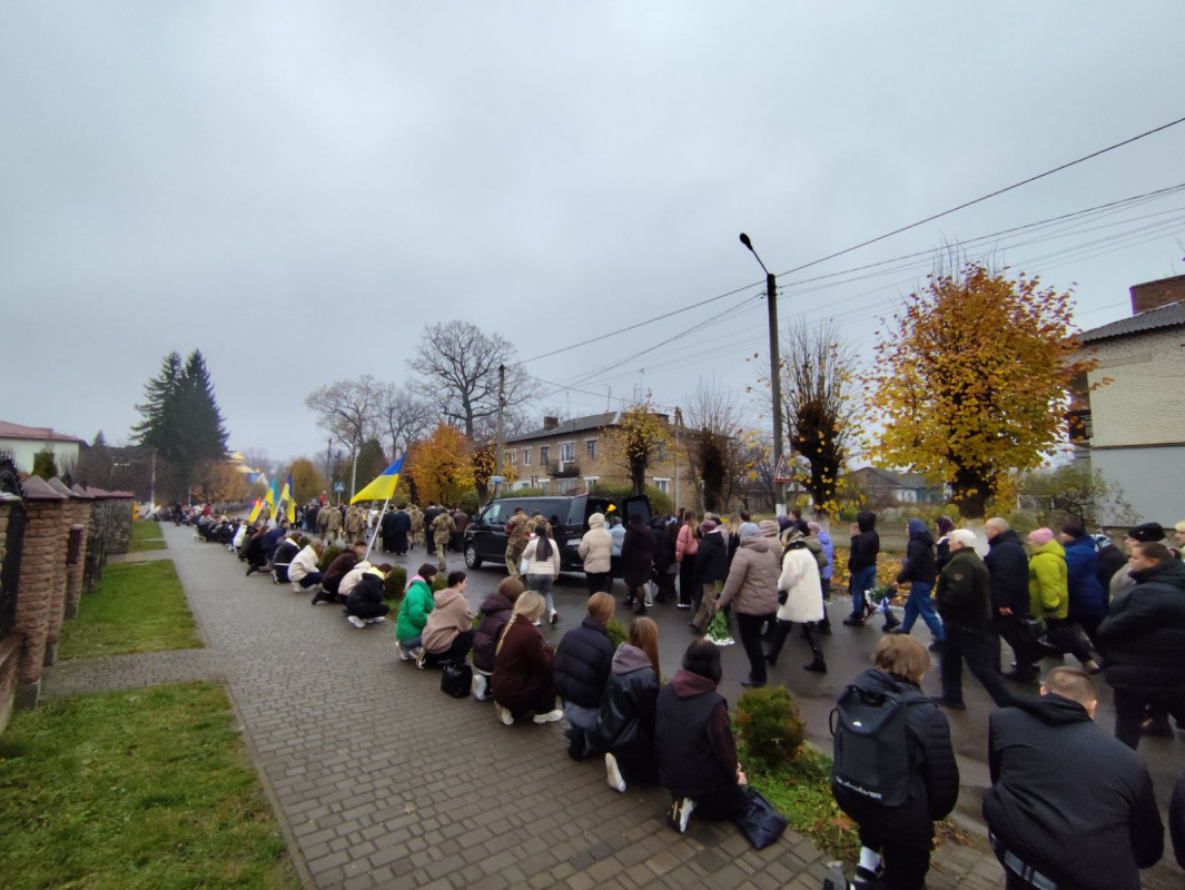 Осиротіли діти, овдовіла молода дружина: на Волині попрощалися з Героєм Володимиром Кравчуком