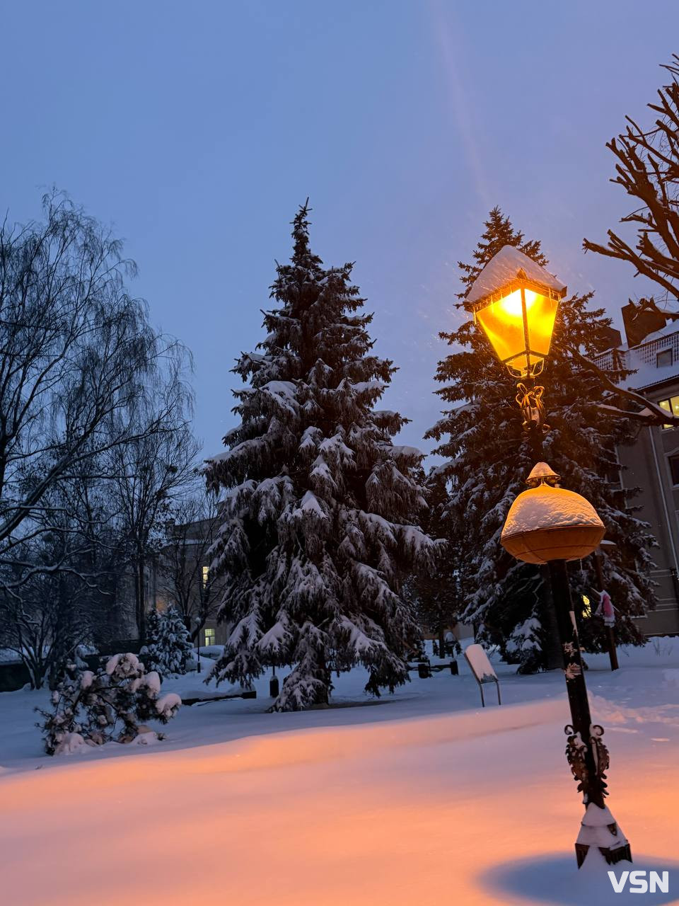Зимова казка в Луцьку: засніжене місто та небо, що віщує мороз