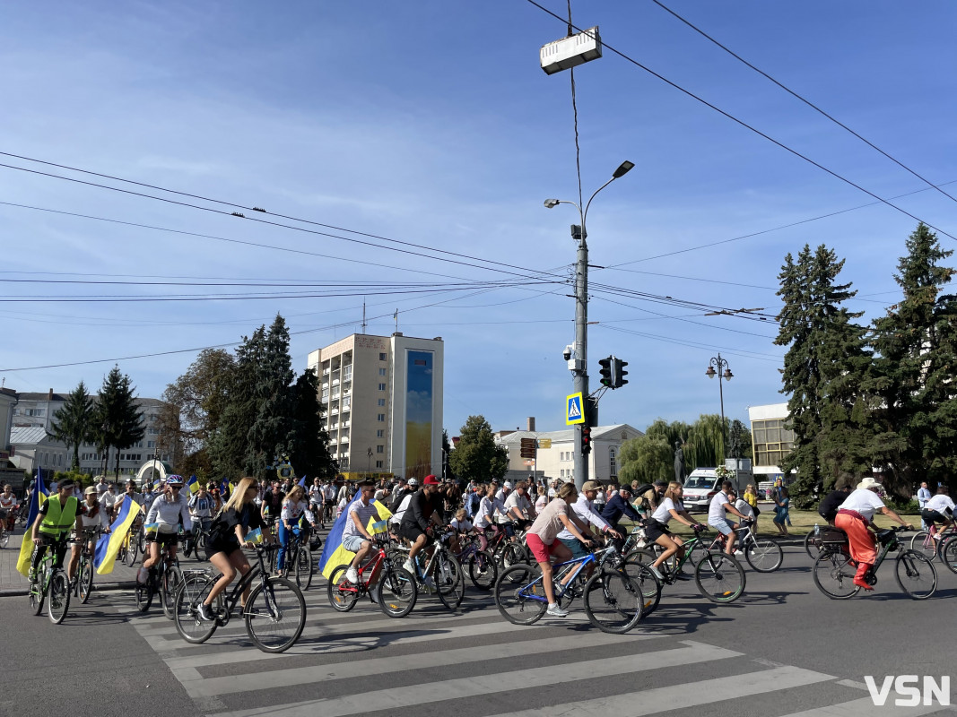 У вишиванці на велосипеді: у Луцьку відбувся святковий велопробіг. Фото