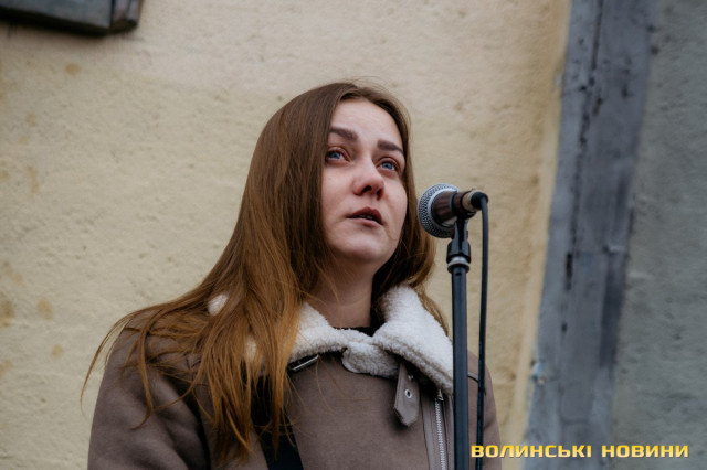 «Він ніколи не думав про себе й не скаржився»: у Луцьку відкрили меморіальну дошку на честь бойового медика Романа Ткача