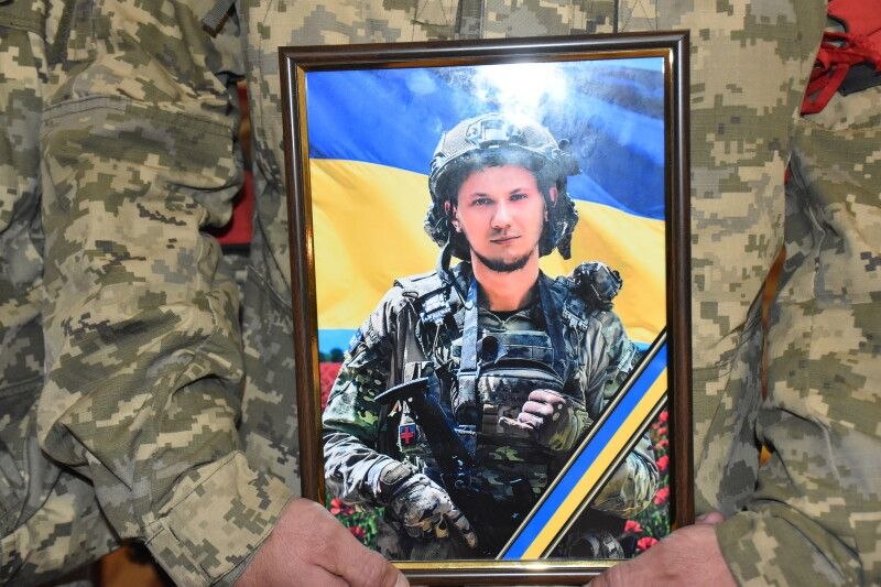На колінах і з молитвою: Луцька громада провела в останню путь трьох Героїв