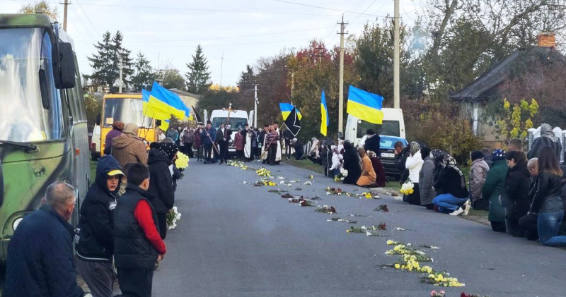 У батьків не стало сина, у дружини – чоловіка, у двох донечок – батька: на Волині провели в останню дорогу Героя Андрія Бобака