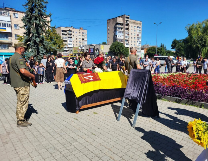 Після 22 місяців невідомості навіки додому повернувся Герой з Волині Олег Бортнік