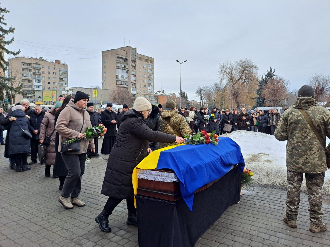 Майже 20 місяців надії та очікувань: у Ковелі попрощалися з Героєм Ярославом Лукашуком