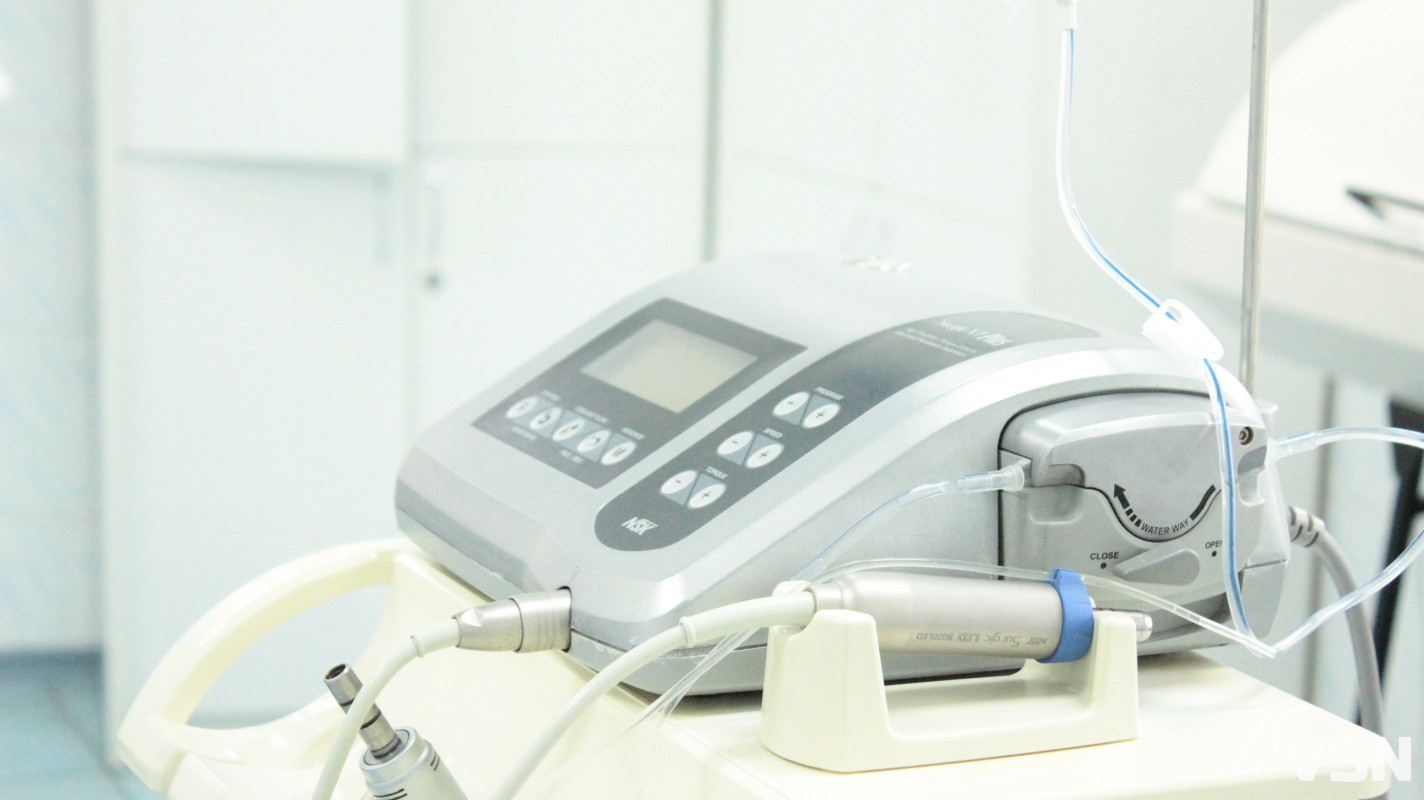 Від «чаклунства на скельці» до 3D-навігації: як у Луцьку лікують усмішки дві епохи стоматології