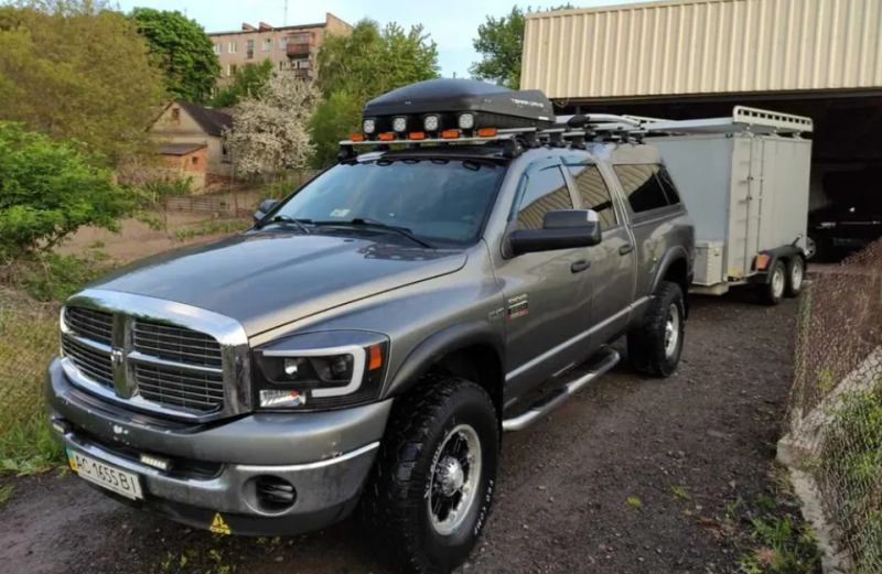 Авто для фронту на Волині: пікапи, які рятують життя