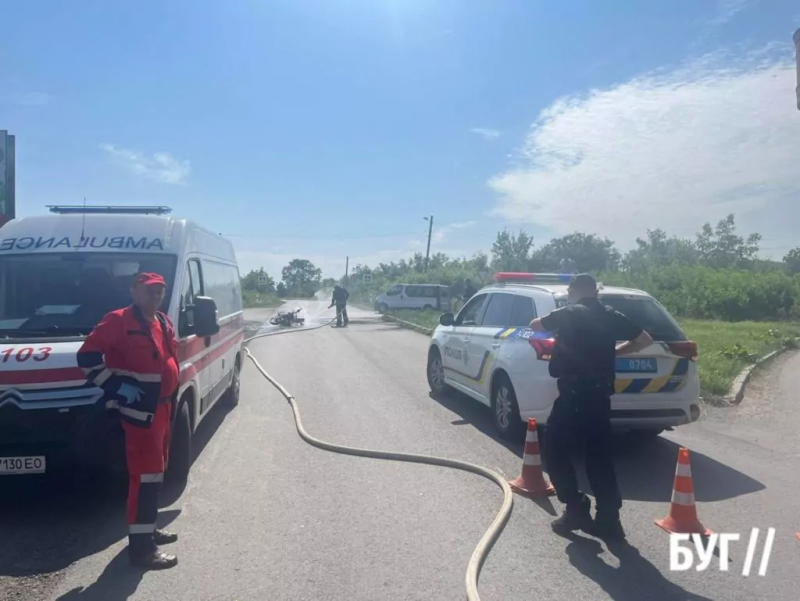 На Волині внаслідок ДТП загорівся мотоцикл, водія госпіталізували. Фото