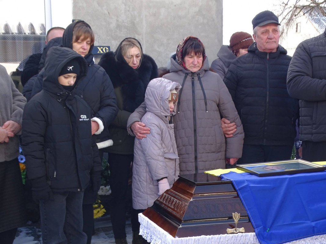 Понад рік родина жила між надією і болем: на Волині попрощалися з воїном Романом Махнюком