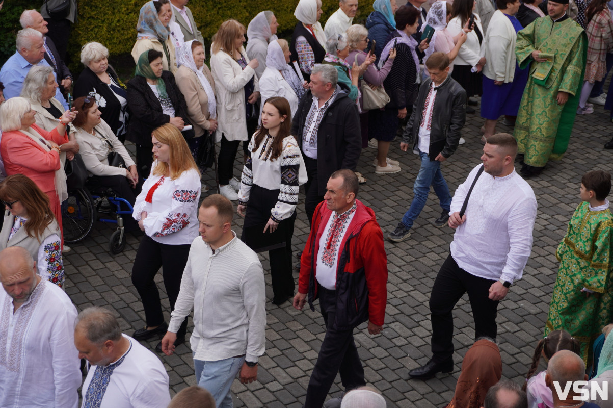 Хресна хода і спільна молитва: як минула літургія за участі Епіфанія у Луцьку. Фоторепортаж