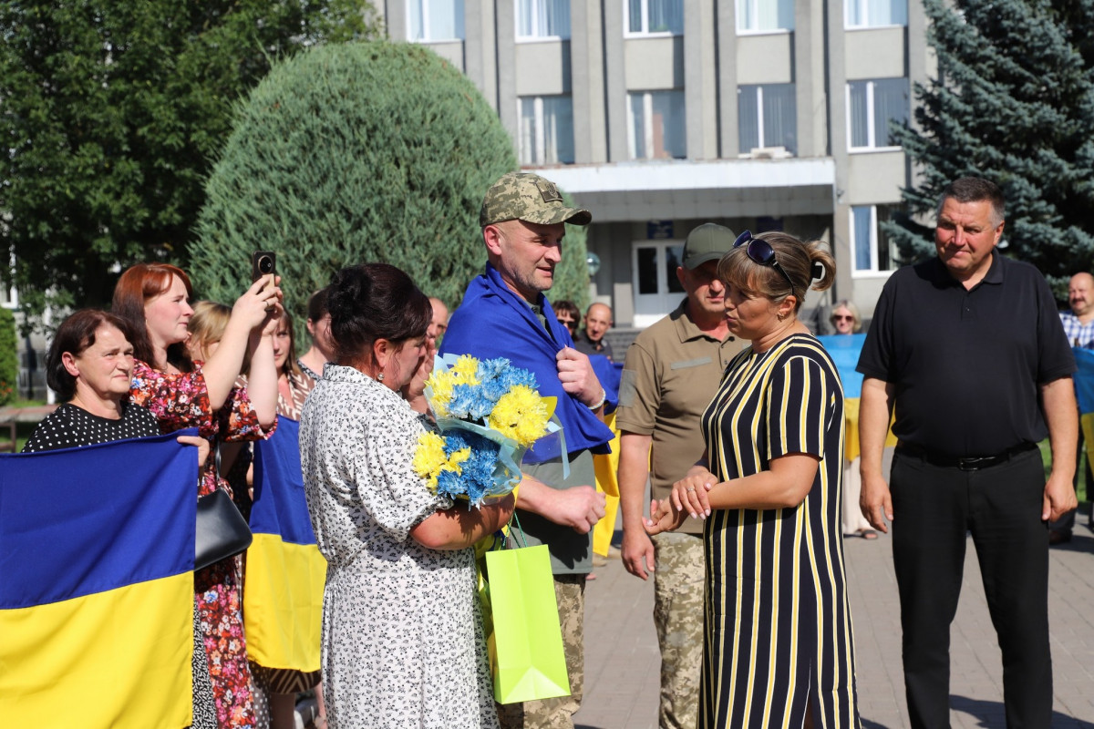 З полону додому: у волинській громаді урочисто зустріли Героя Віталія Березнюка