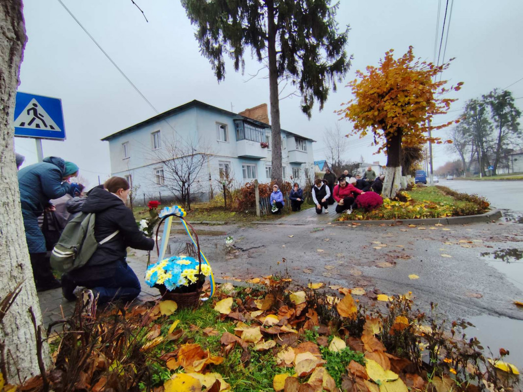 Осиротіли діти, овдовіла молода дружина: на Волині попрощалися з Героєм Володимиром Кравчуком