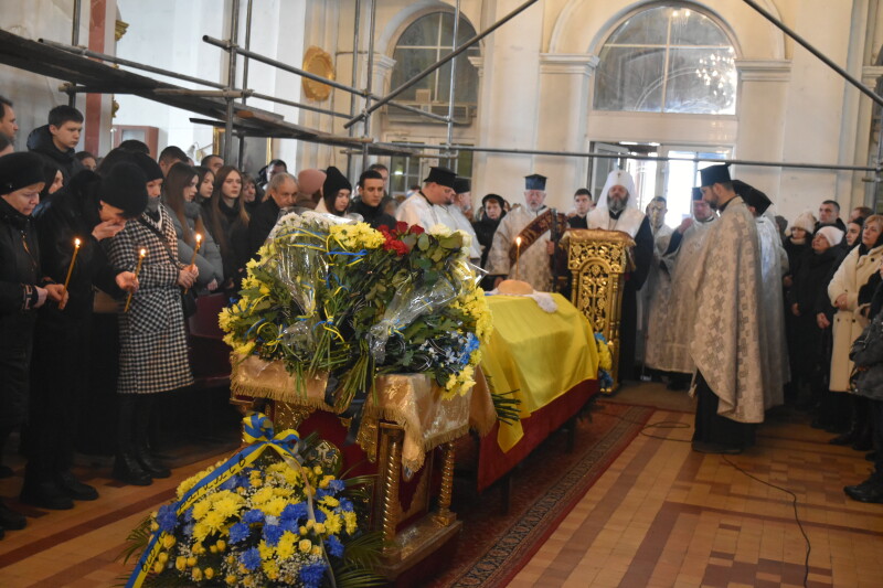 Загинув під час виконання бойового завдання: у Луцьку попрощалися із Героєм Анатолієм Петруком