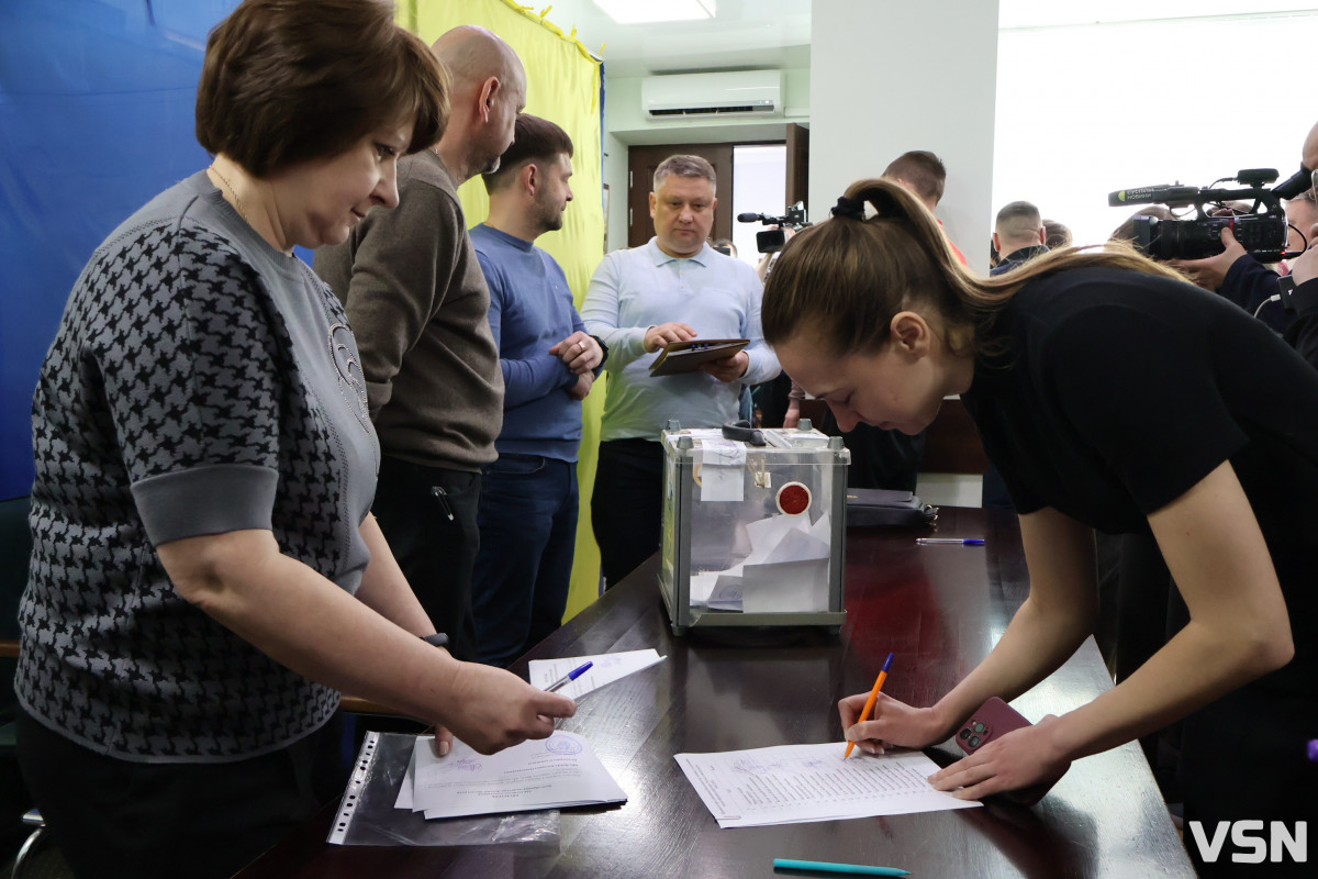 Флешмоб «Шкарпетуйся» і кадрові рішення: що відбулося на 90-й сесії Луцької міськради. Фоторепортаж