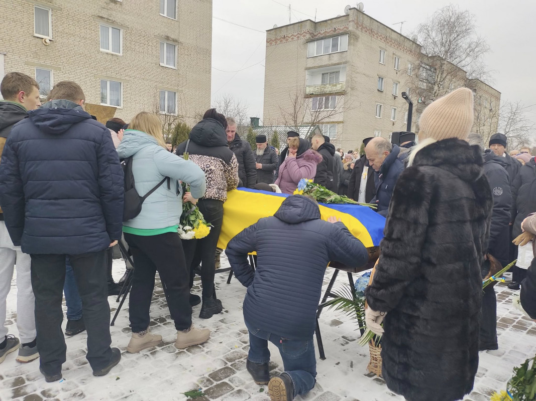 Зі сльозами  ділили його весільний коровай на кладовищі: на Волині попрощалися молодим Героєм