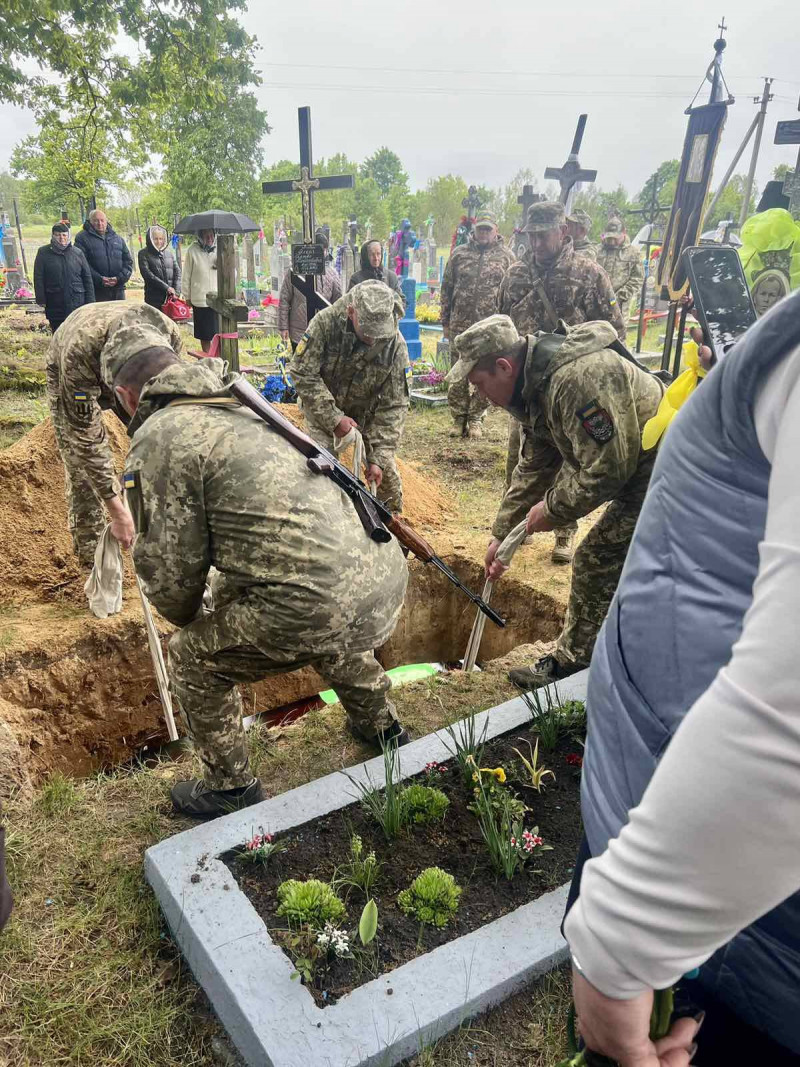 Понад пів року вважався зниклим безвісти: на Волині попрощалися з воїном Петром Яскичем