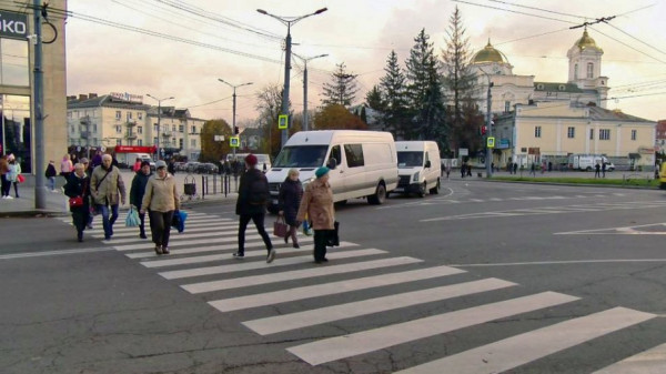 Через неосвітлені дороги та вимкнені світлофори у Луцьку водіям стало важче їздити
