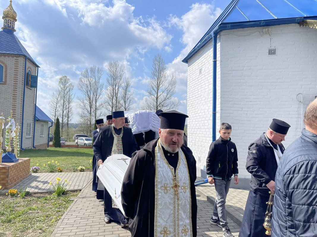 На Волині провели в останню путь священника Володимира Лапінського