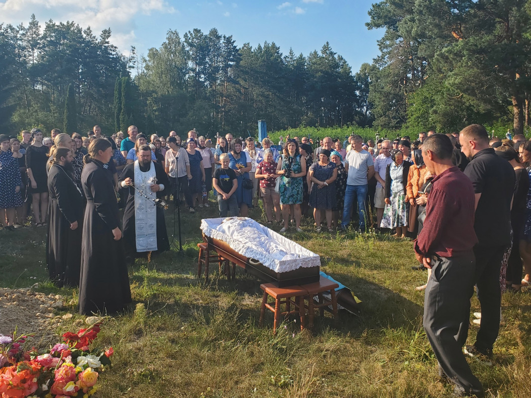 Не встиг потішити своїх рідних онуками: на Волині в останню путь провели 25-річного Героя Василя Ільїна