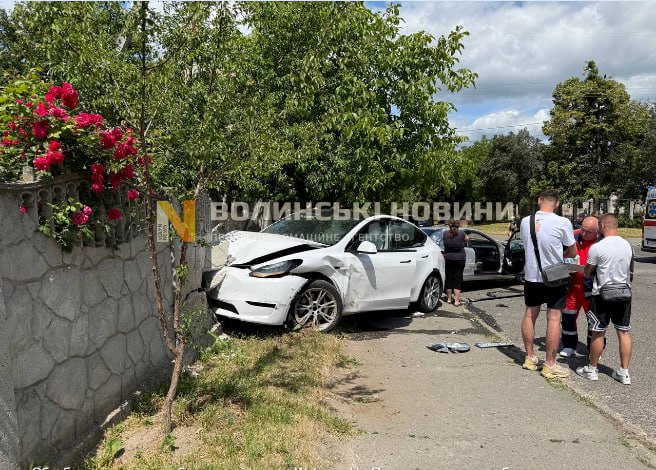 Від удару Tesla пробила паркан: у Луцьку зіткнулися дві автівки