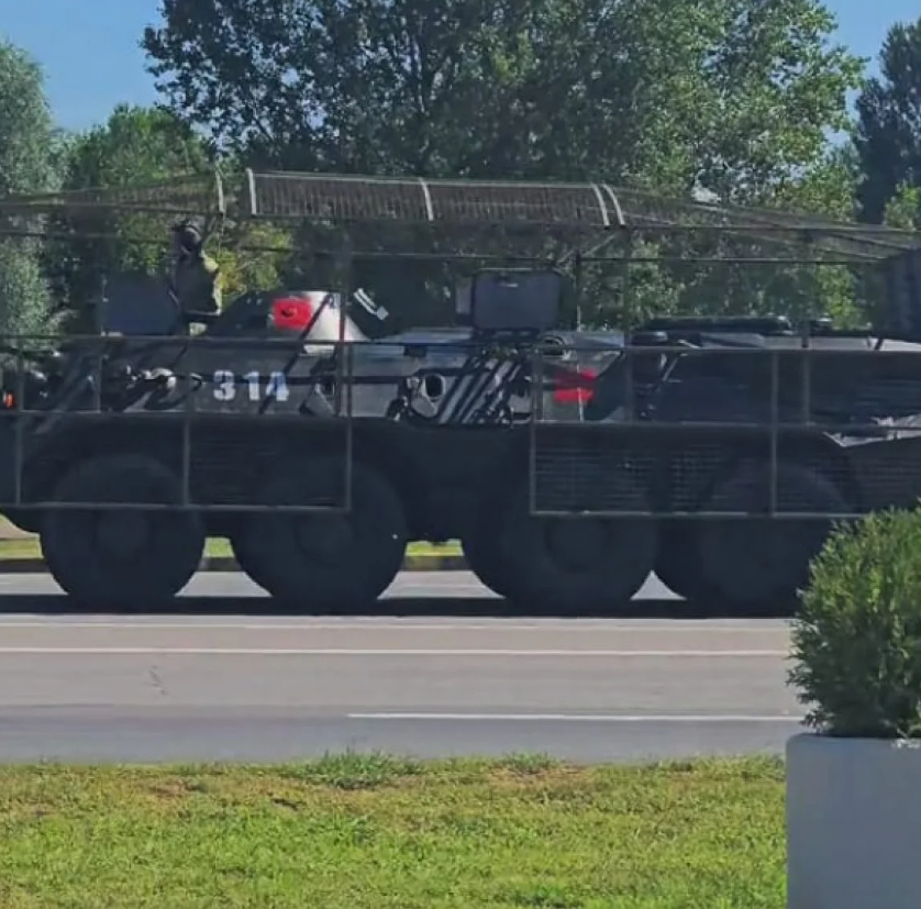 В Білорусі з'явилася техніка з загадковими знаками: що відомо. Фото