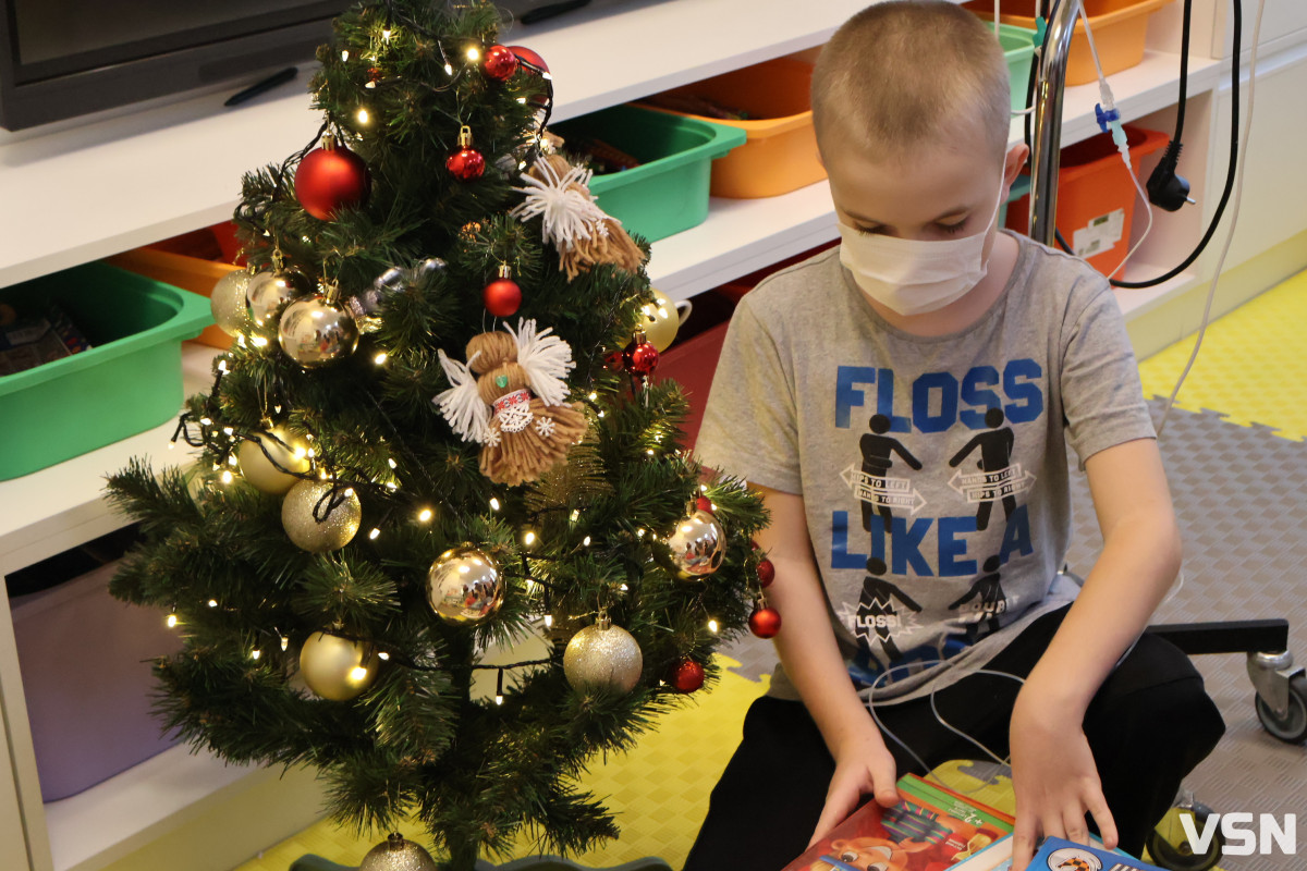 На Волині у лікарняних палатах засяяло свято: поліцейські подарували дітям день усмішок