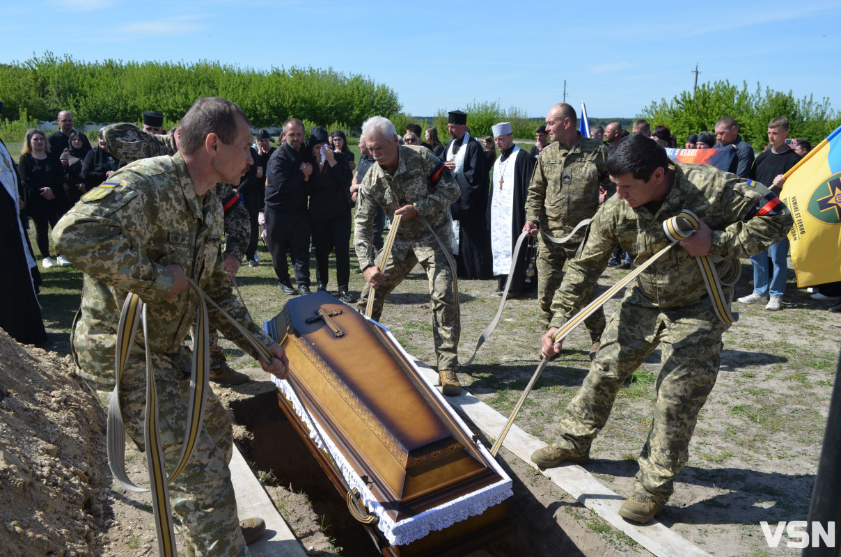 Був людиною, до якої тягнулося серце: на Волині попрощалися з 26-річним Героєм Дмитром Слюсарем
