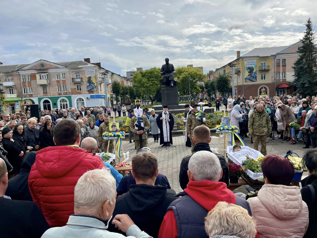 Чорний день у громаді: на Волині попрощалися з Героями Іваном Вознюком і Андрієм Вовком, які загинули в один день