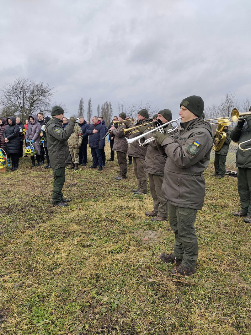 Без батька залишилось двоє синів: на Волині попрощалися  із Героєм Василем Бекеруком