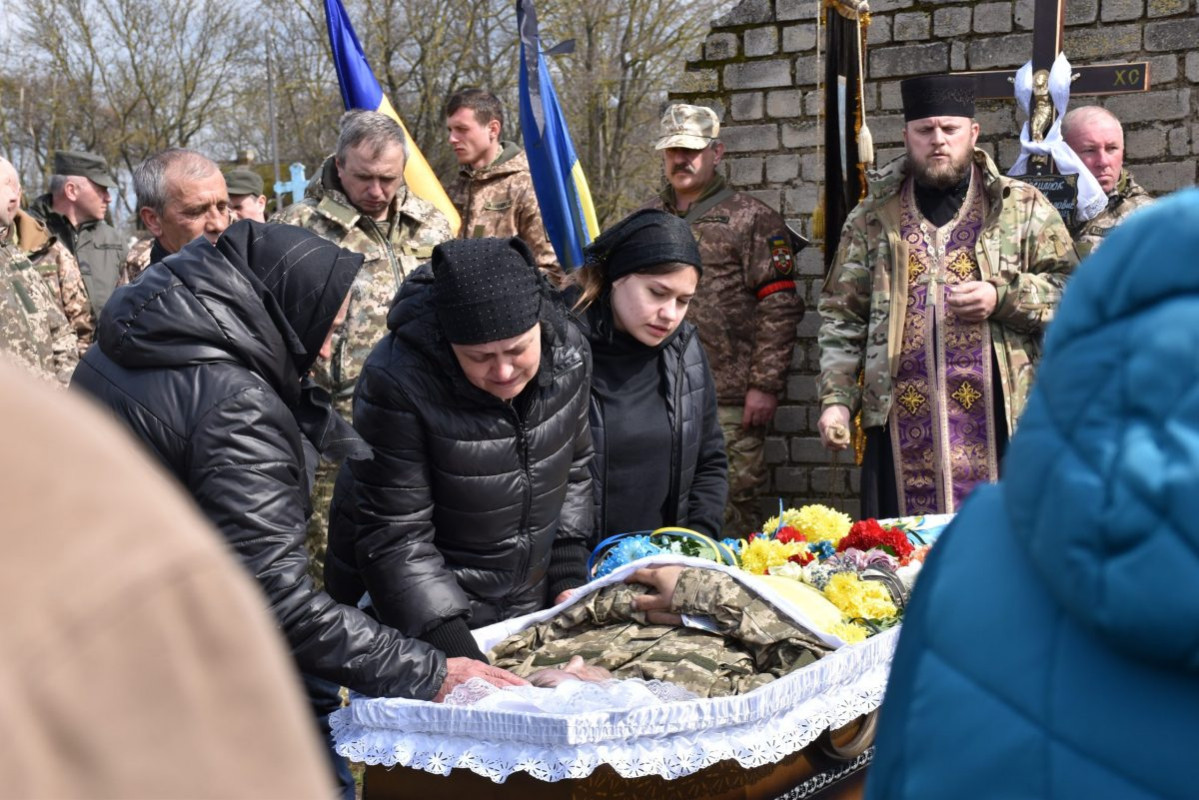 Залишилась дружина при надії: у Луцькому районі попрощалися із загиблим Героєм Іваном Герасимюком