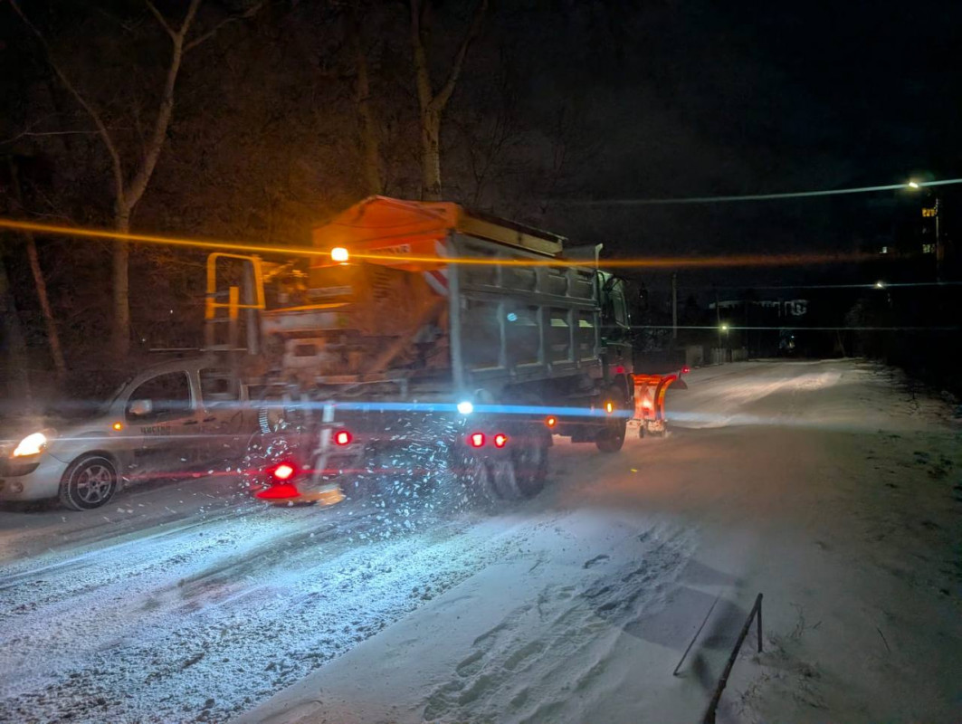 Луцьк засипає снігом: на вулиці міста вийшла снігоприбиральна техніка. Фото