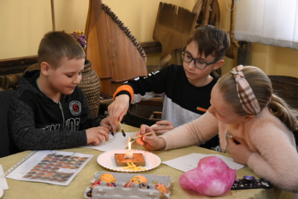 У селі під Луцьком дітей-переселенців навчають розписувати писанки