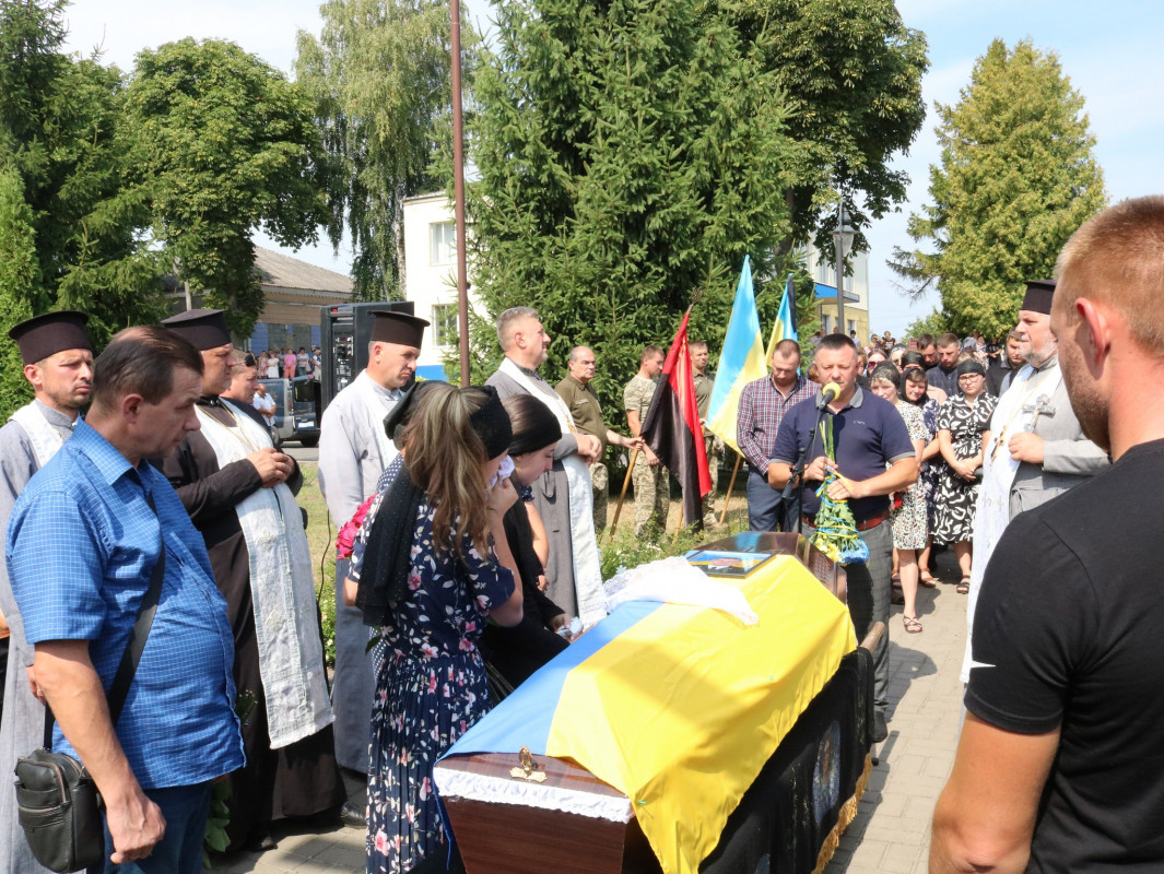 Під звуки сирени: на Волині попрощалися із молодим Героєм Артуром Данилюком 