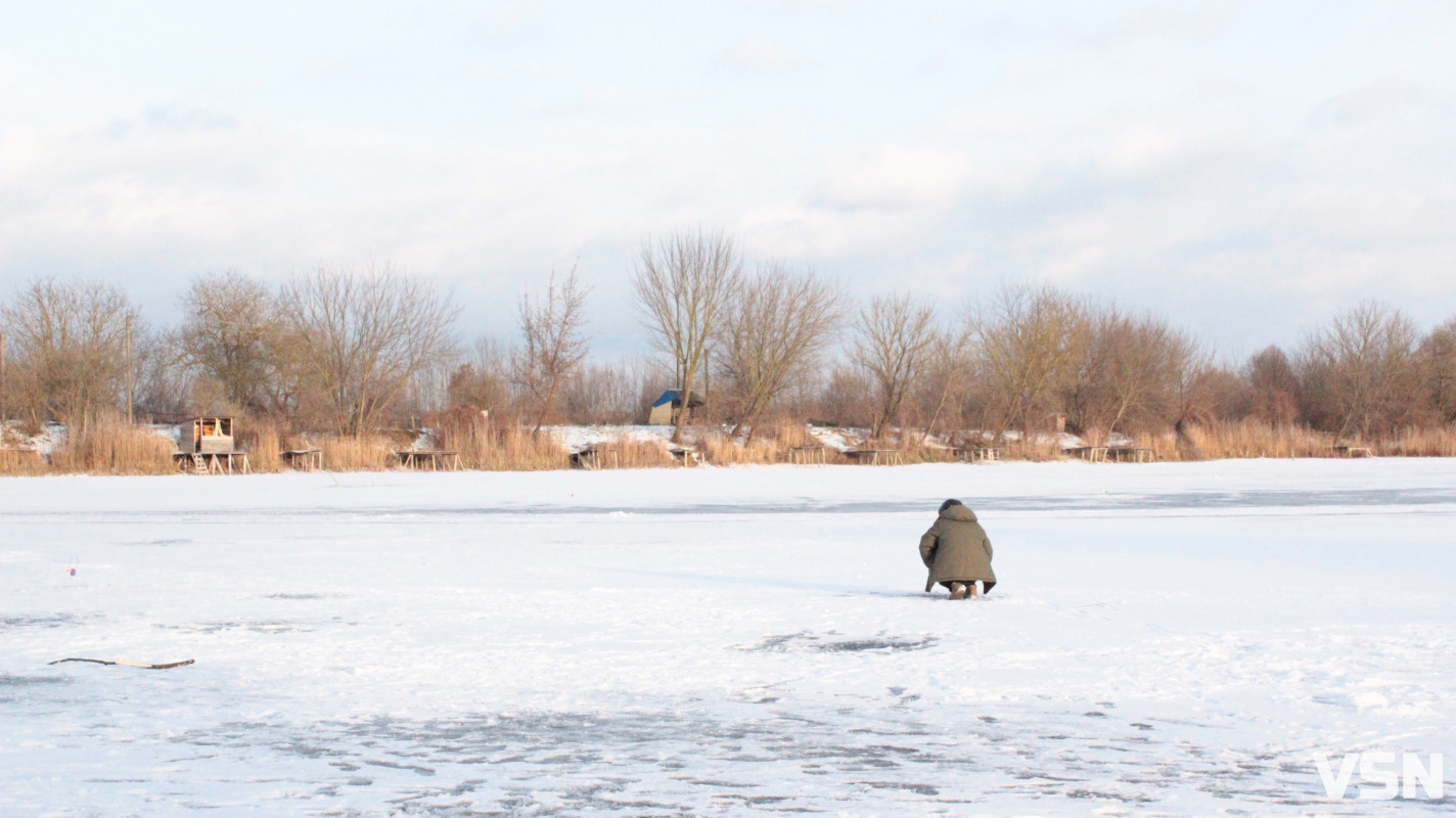 Крига 10 сантиметрів та жерлиці на щуку: фоторепортаж із зимового ставка у селі на Волині