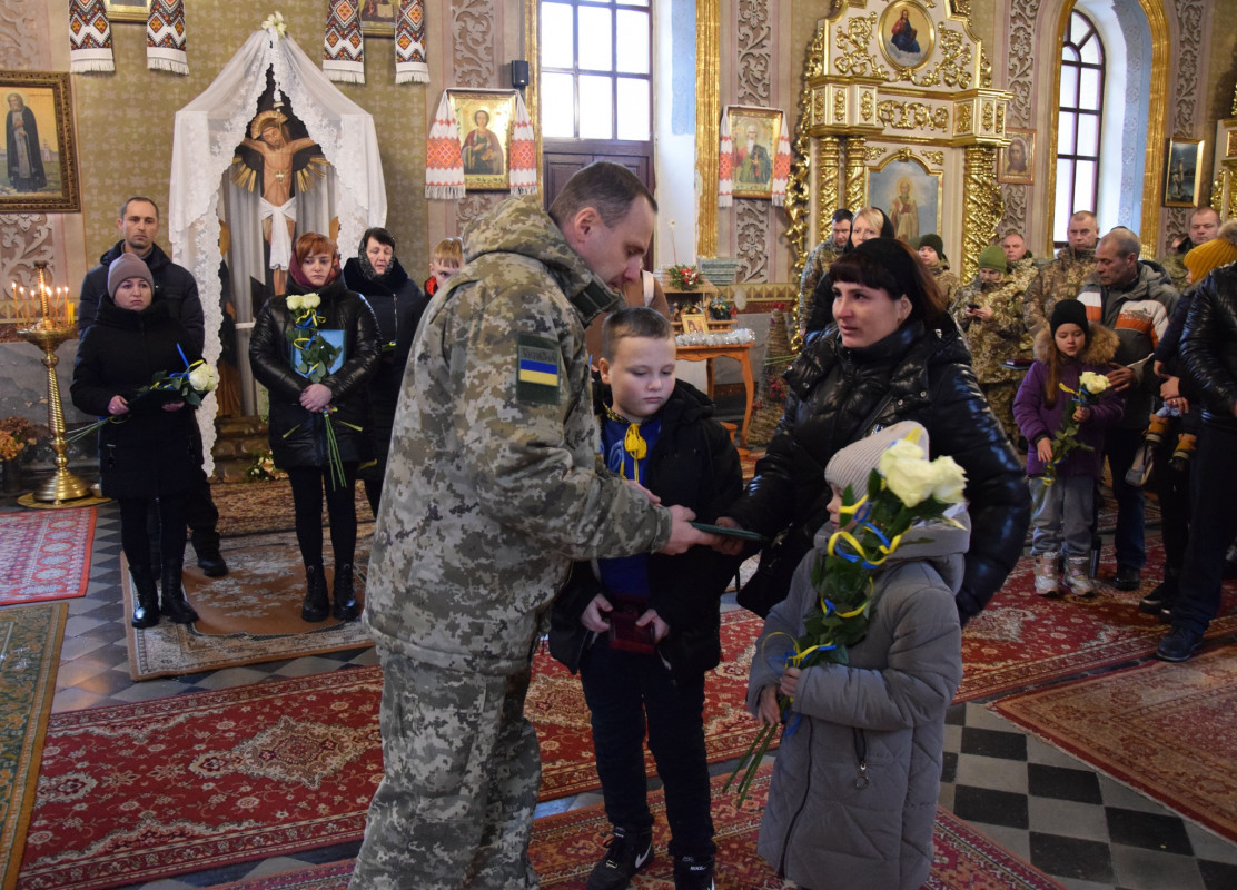 У Луцьку рідним загиблих прикордонників вручили їхні посмертні нагороди