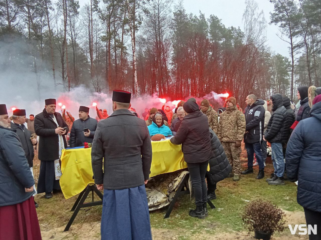 «Боронив країну у найгарячіших точках фронту»: на Волині в останню путь провели 25-річного Героя Віктора Сохацького