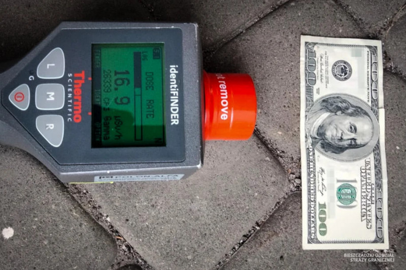 Українку не пустили до Польщі через «радіоактивну» 100-доларову купюру