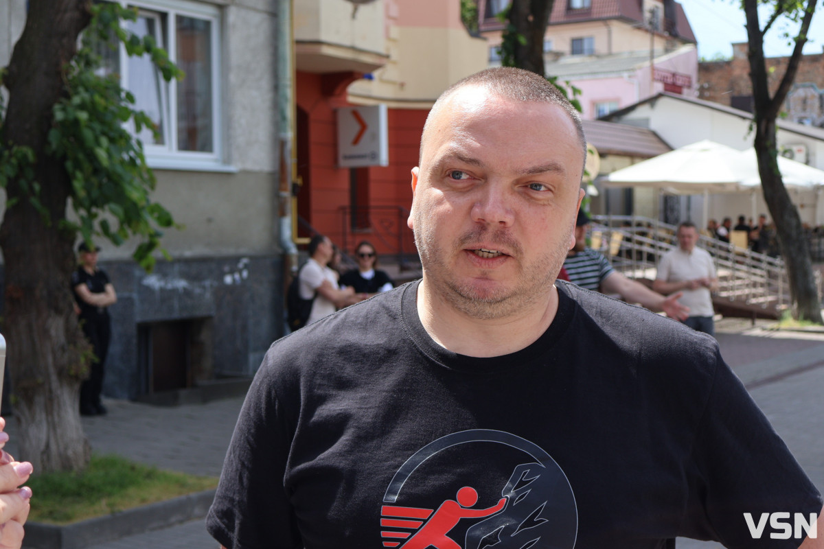 У центрі Луцька посадовці вчилися долати бордюри у кріслах колісних. Фото