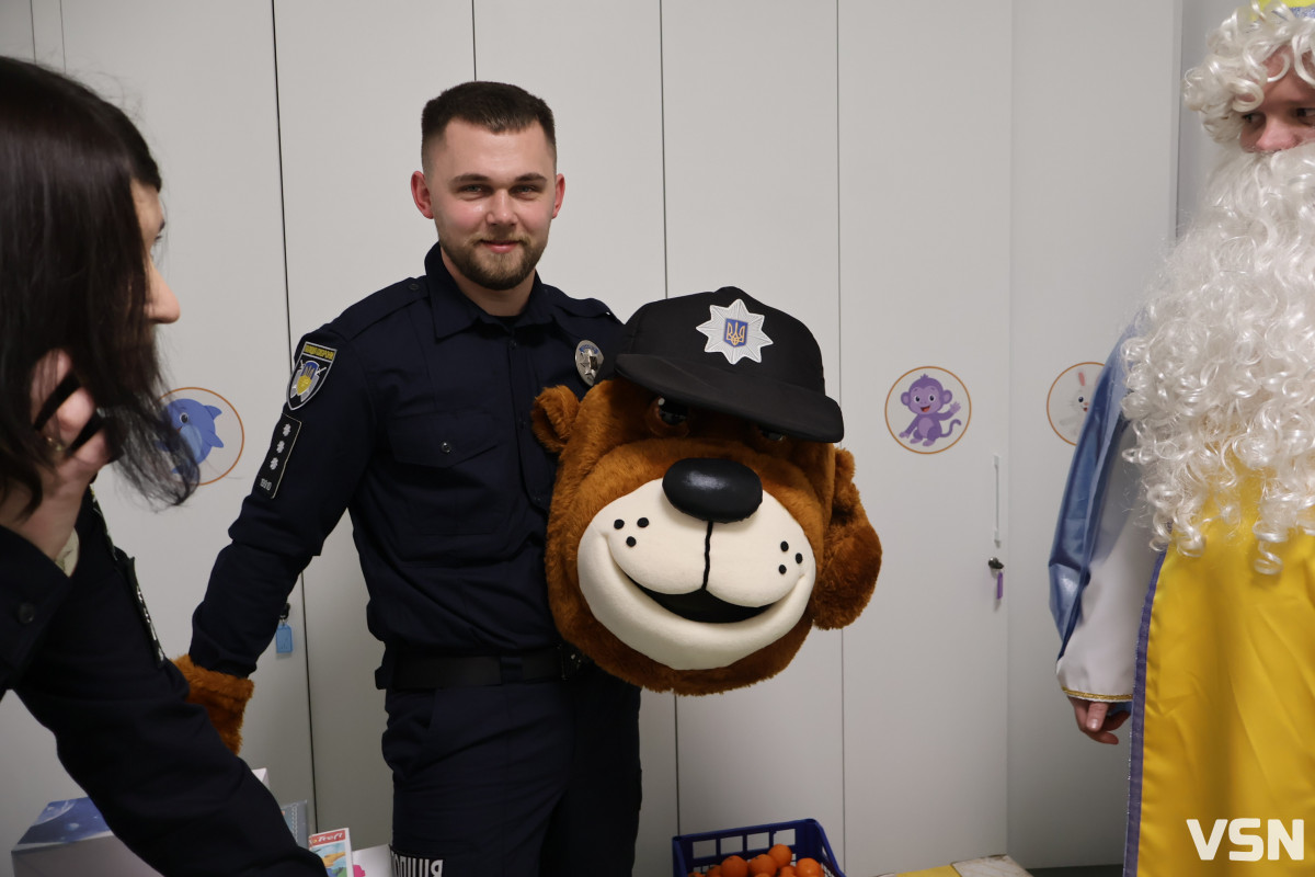 На Волині у лікарняних палатах засяяло свято: поліцейські подарували дітям день усмішок