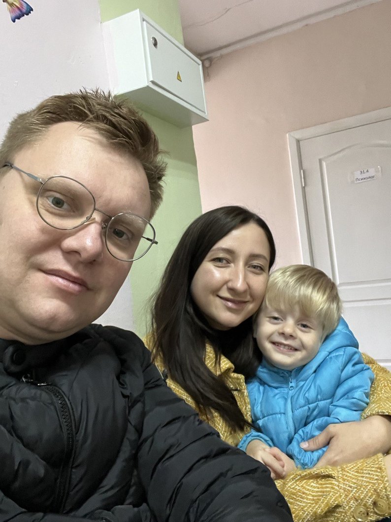 «Дуже любимо цього хлопчика»: сім'я з Луцька усиновила дитину з інвалідністю під час війни