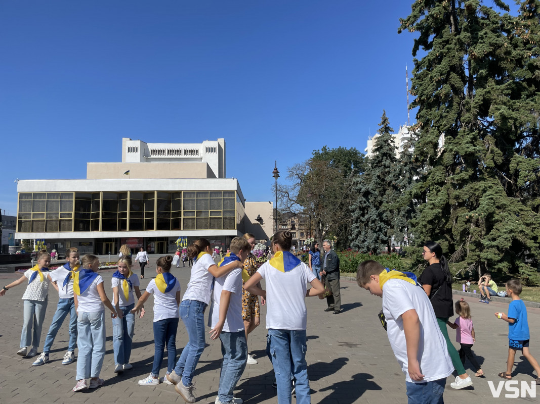 Перформанс у вишиванках: лучани виклали карту України на центральному майдані