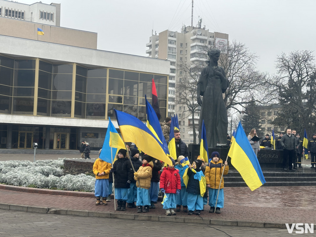 «Ланцюг Єднання» у Луцьку: сотні людей із прапором України відзначили День Соборності