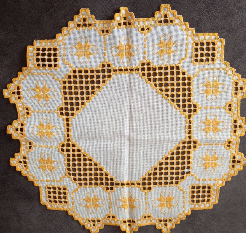 Пів століття присвятила медицині, а все життя — творчості: історія волинської вишивальниці