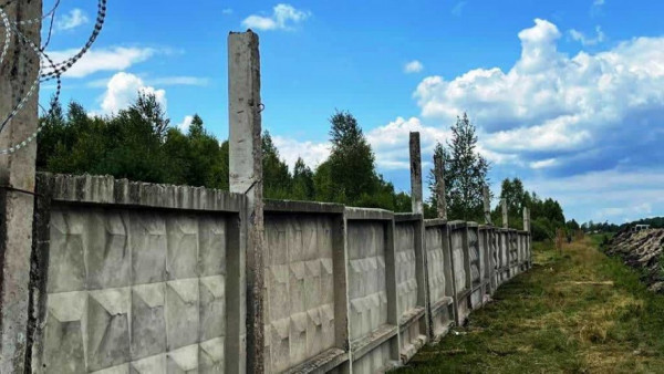 Перекопали рів та встановили паркан із дротом: на Волині укріплюють кордон із Білоруссю
